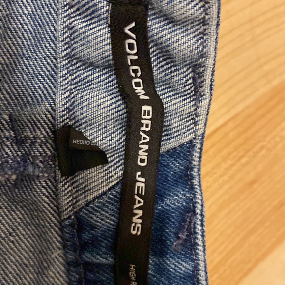 Women’s Volcom Denim Skirt. Size XS (0-2). Good used condition. - Picture 2 of 5